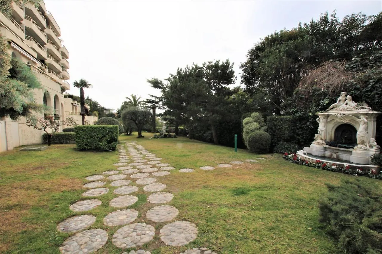 Cozy Studio Equipped With Indoor Heated Pool In Standing Residence Cannes Frankrike